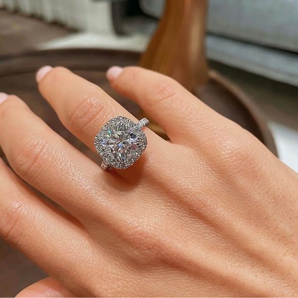 5.01 CT Harry Winston Natural Cushion Cut Diamond Halo Engagement Ring - 950 - Picture 3 of 4